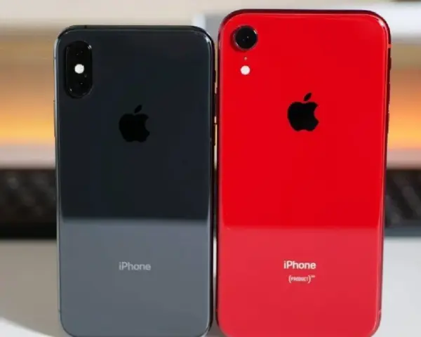 Två iPhones sida vid sida: en mörkgrå iPhone XS och en röd iPhone XR.