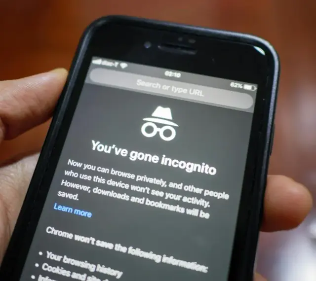 En hand håller en mobiltelefon som visar inkognitoläget i Chrome. Nu kan du ta bort privat surfing och surfa anonymt.