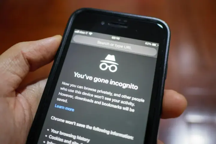 En hand håller en mobiltelefon som visar inkognitoläget i Chrome. Nu kan du ta bort privat surfing och surfa anonymt.