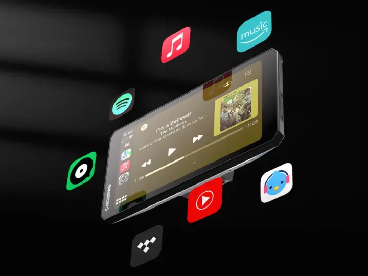 Bilskärm med Apple CarPlay och Bluetooth. Musikappar som Spotify och Amazon Music flyter runt skärmen.