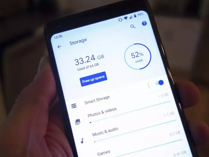 En Samsung-telefon visar lagringsutrymme. För att frigöra plats, avinstallera appar som tar upp mycket utrymme.