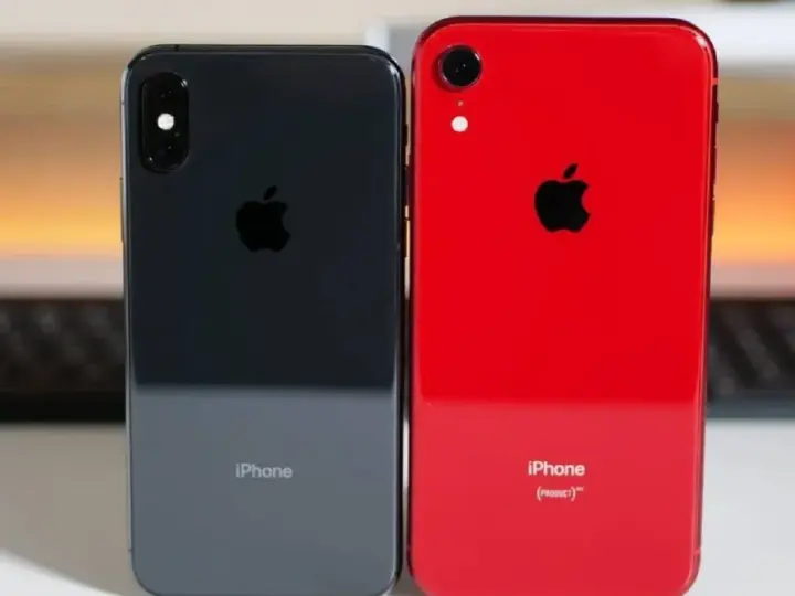 Två iPhones sida vid sida: en mörkgrå iPhone XS och en röd iPhone XR.
