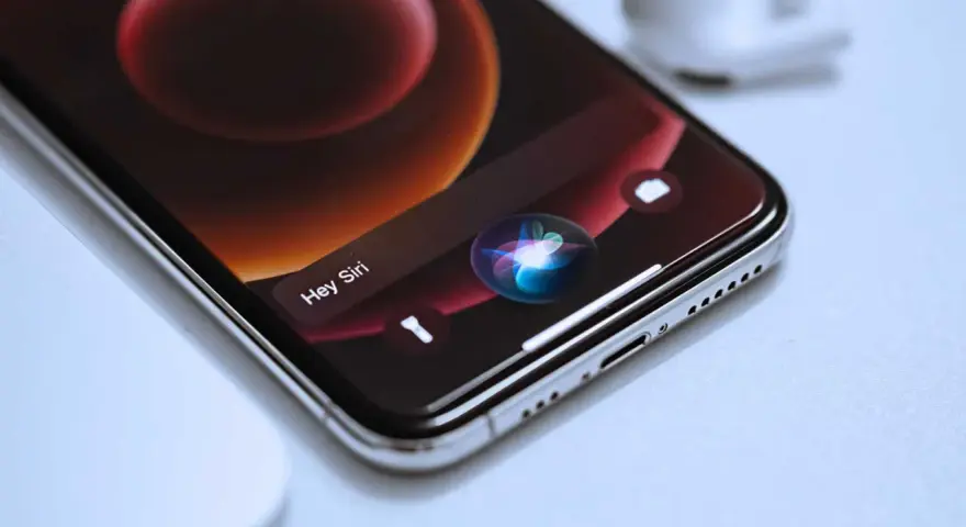 En iPhone visar "Hey Siri" och Siri-ikonen, redo att aktivera röstassistenten.