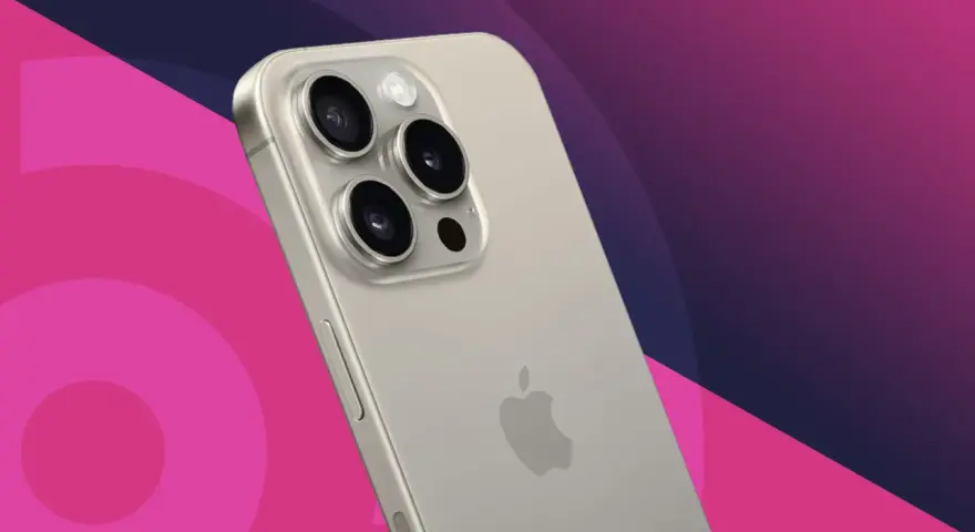 En silverfärgad iPhone med en imponerande trippelkamera, perfekt för att fånga dina bästa ögonblick. Den här iPhone med bra kamera är redo att dokumentera allt.