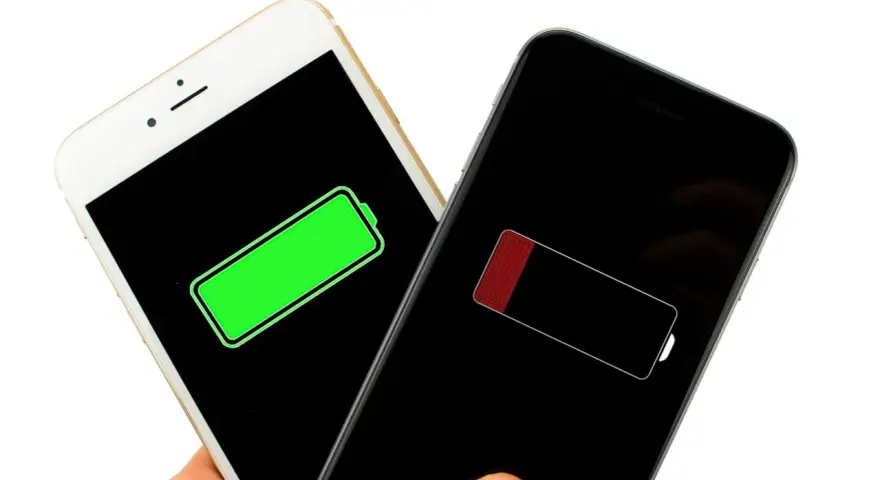 Två iPhones visar batteristatus: en fulladdad (grön) och en nästan urladdad (röd). Jämför iPhone 13 batterikapacitet.