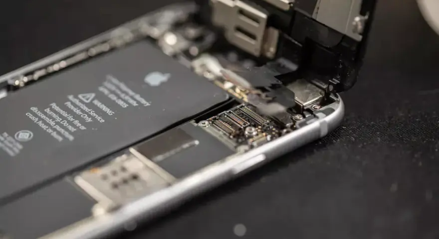 Insidan av en iPhone 6 med batteriet synligt. Kanske är det dags för ett nytt batteri för att slippa dålig batteritid.