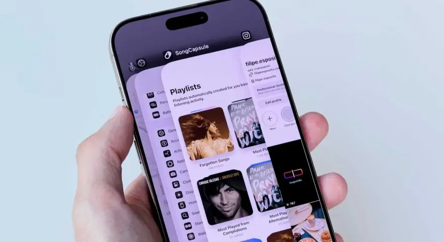 En person håller en telefon som visar appen SongCapsule. Det är enkelt att kopiera appar till ny telefon med denna app.