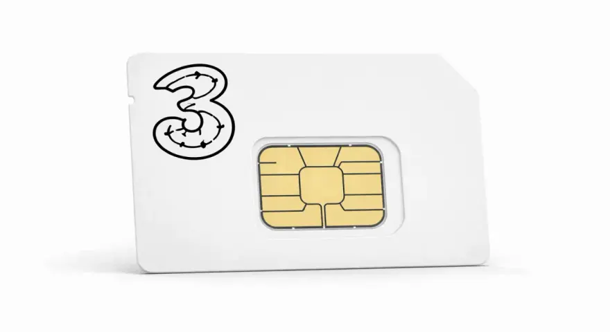 Ett vitt kontantkort med Tre-logotypen och ett guldfärgat chip. Perfekt för dig som vill ha flexibilitet med ditt mobilabonnemang.