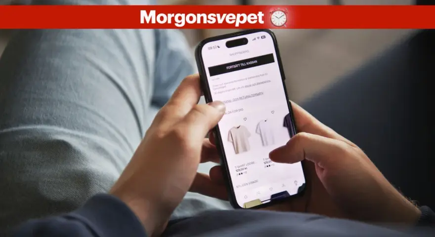 Person använder mobil för att handla kläder, ser information om returer och apple återbetalning.