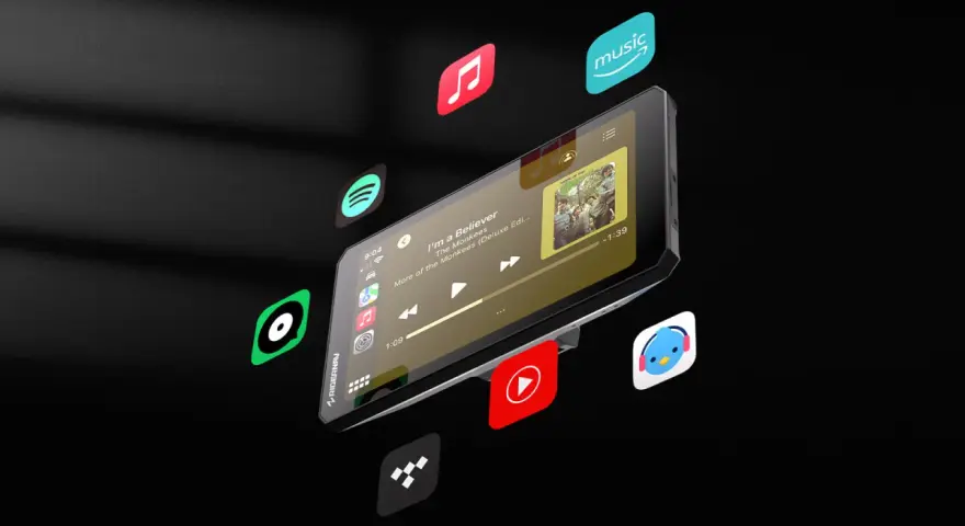 Bilskärm med Apple CarPlay och Bluetooth. Musikappar som Spotify och Amazon Music flyter runt skärmen.