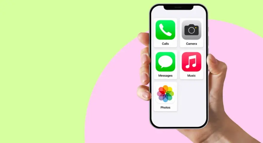 En hand håller en iPhone 13 med ikoner för samtal, meddelanden, kamera, musik och foton.