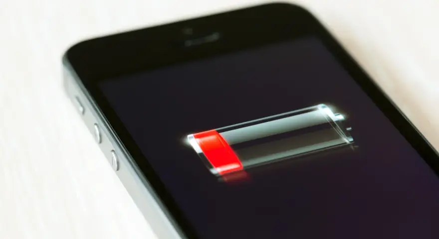 En iPhone med låg batterinivå. Snart slut på samtalstid.
