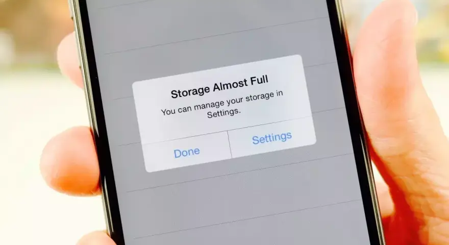 iPhone-skärm visar "Lagringen är nästan full". Dags att rensa systemdata på din iPhone för mer utrymme.
