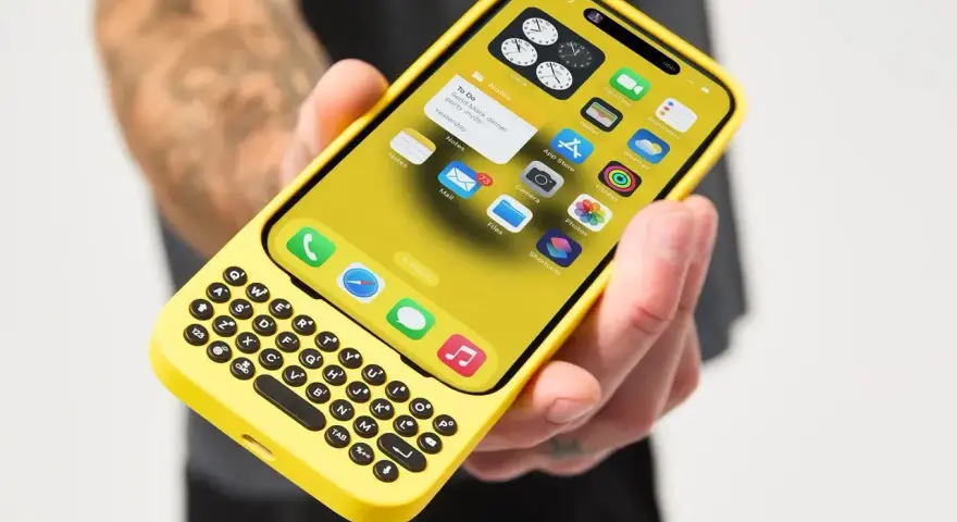 En gul iPhone med ett utskjutbart tangentbord. Knappljudet på iPhone hörs när man skriver.