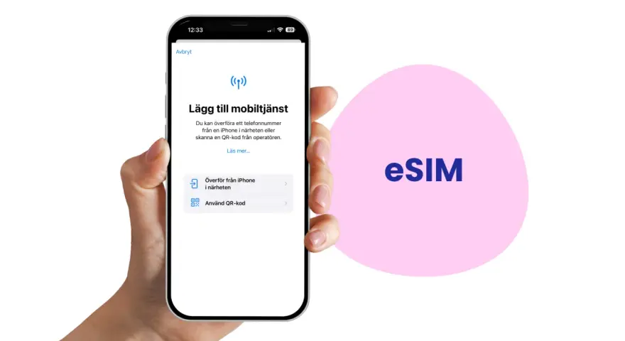 En hand håller en iPhone som visar hur man lägger till en mobiltjänst med eSIM. Frågan "hur många esim kan man ha" besvaras indirekt genom att visa möjligheten att lägga till en ny tjänst.