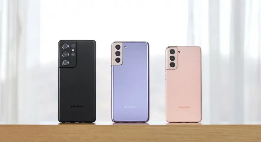 Tre Samsung-telefoner i olika färger: svart, lila och rosa. Perfekt för dig som vill uppdatera din Samsung-telefon med en ny modell.