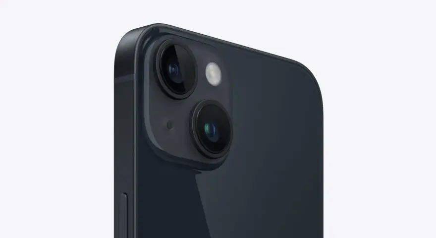 Närbild på den dubbla iPhone 14 kameran i mörkblått.