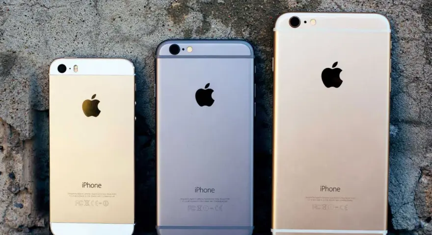 Tre iPhones i olika storlekar och färger, en guld, en grå och en roséguld. Kanske en iPhone 7 32 eller 128 GB?
