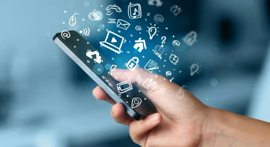 En hand håller en smartphone med ikoner som flyger ut, som symboliserar gratis appar för Android.