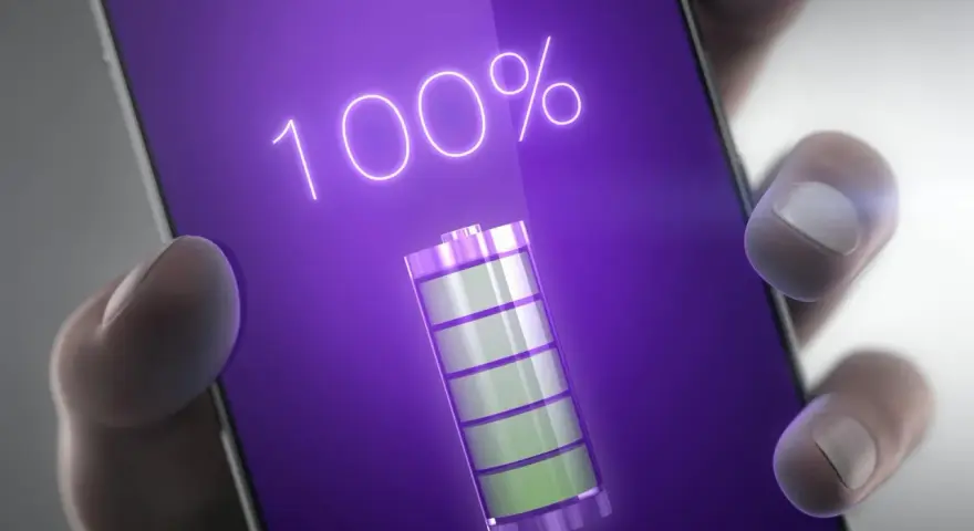 En hand håller en telefon med 100% laddning och en batteriikon. Perfekt samsung batteritid för en lång dag.