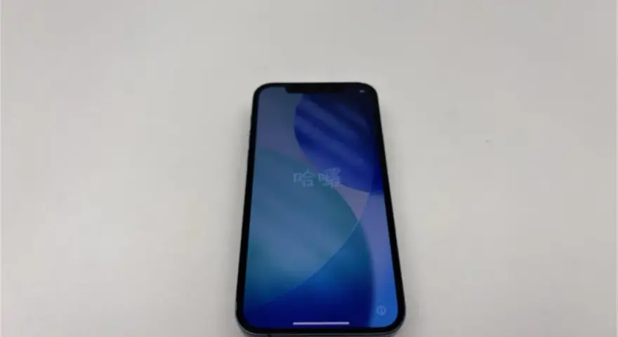 En iPhone med kinesiska tecken på skärmen. För att hitta ditt iPhone serienummer, kolla under inställningar.