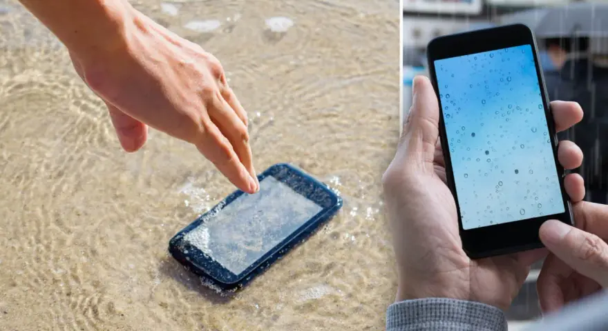 En hand plockar upp en mobil i vattenbrynet. En annan mobil visar regndroppar på skärmen, vilket illustrerar att ipx4 betyder skydd mot stänkande vatten.