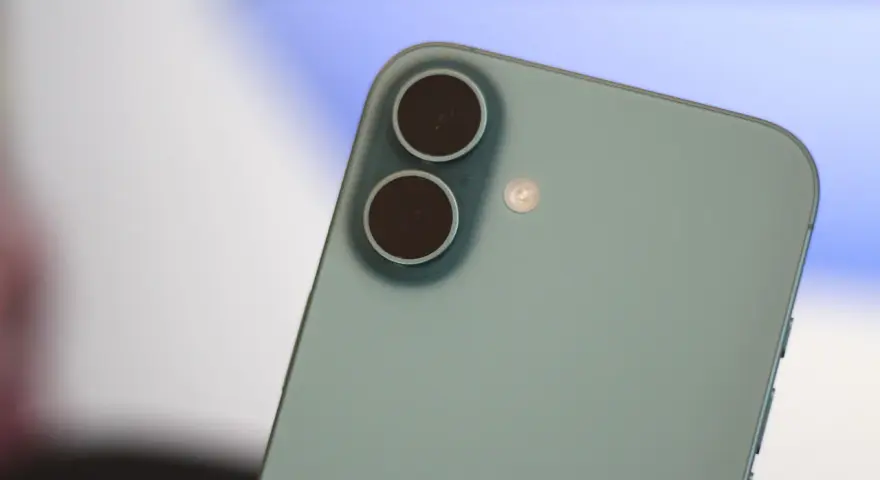 En ljusgrön iPhone SE 4 med dubbla kameror och blixt.