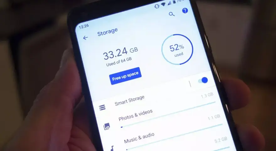 En Samsung-telefon visar lagringsutrymme. För att frigöra plats, avinstallera appar som tar upp mycket utrymme.