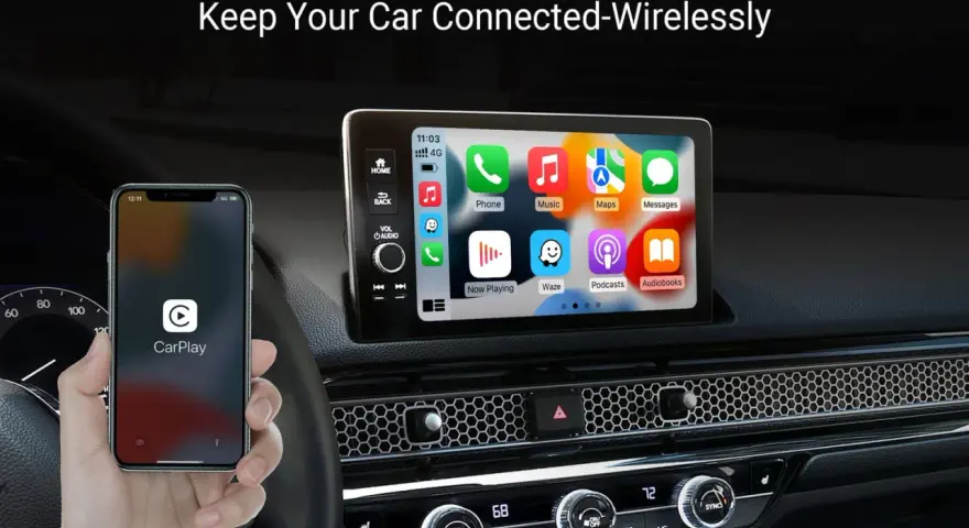 Koppla iPhone till bilen via Bluetooth för trådlös uppkoppling. CarPlay visas på bilens skärm och i handen.