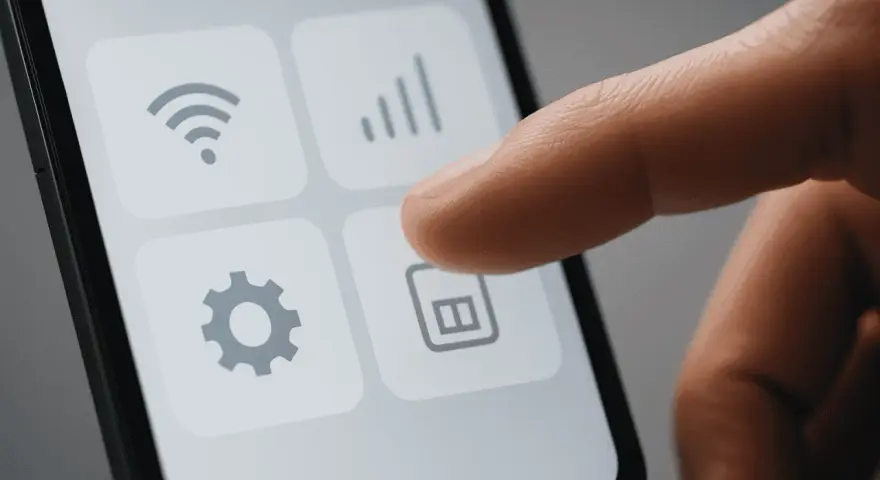 Finger pekar på SIM-kortikonen på en skärm, vilket indikerar inställningar för en dual SIM telefon.