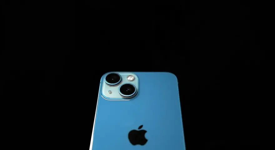 Blå iPhone med dubbla kameror och Apple-logga. Denna apple a16-enhet är redo att fånga dina minnen.