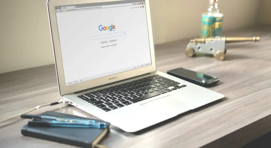En MacBook Air med Google på skärmen. Dags att rensa historik på iPad?