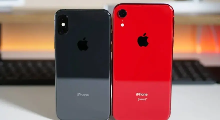 Två iPhones sida vid sida: en mörkgrå iPhone XS och en röd iPhone XR.