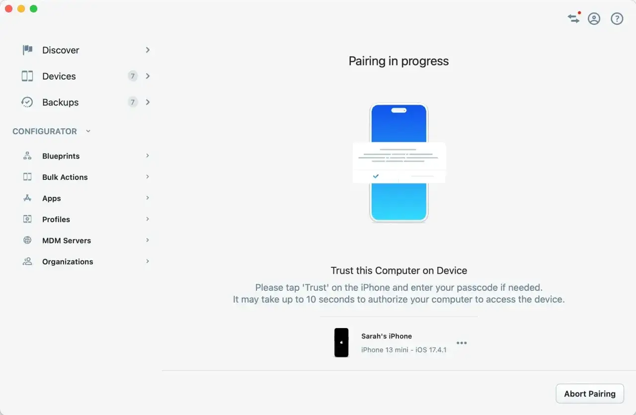 Kopplar iPhone f&ouml;r att spara meddelanden. Enheten Sarahs iPhone visas.