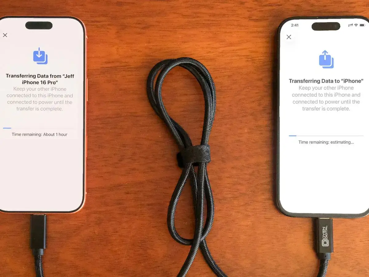Tv&aring; iPhones anslutna med kabel f&ouml;r att kopiera data fr&aring;n den ena till den andra.