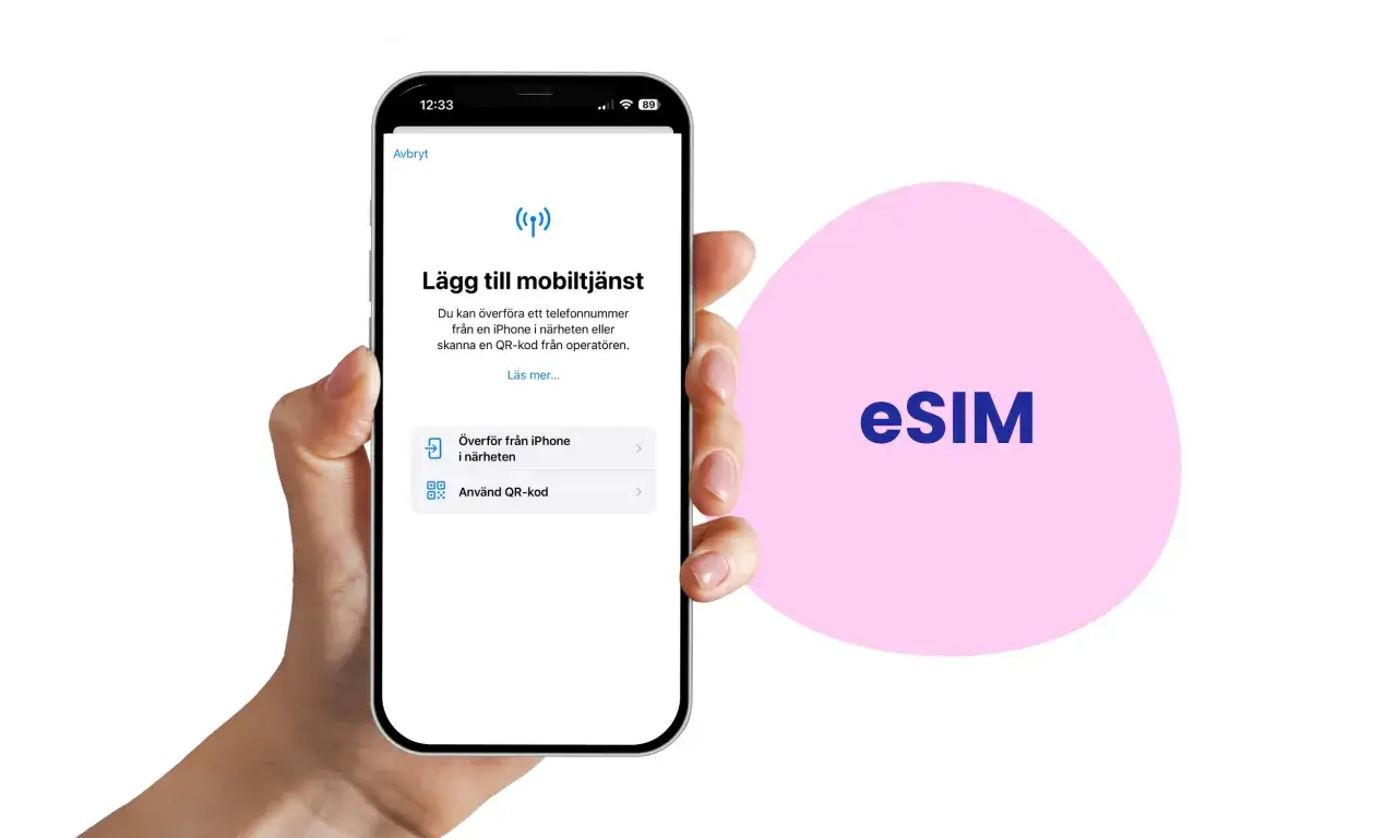 En hand h&aring;ller en iPhone 12 som visar inst&auml;llningar f&ouml;r att l&auml;gga till en mobiltj&auml;nst via eSIM.