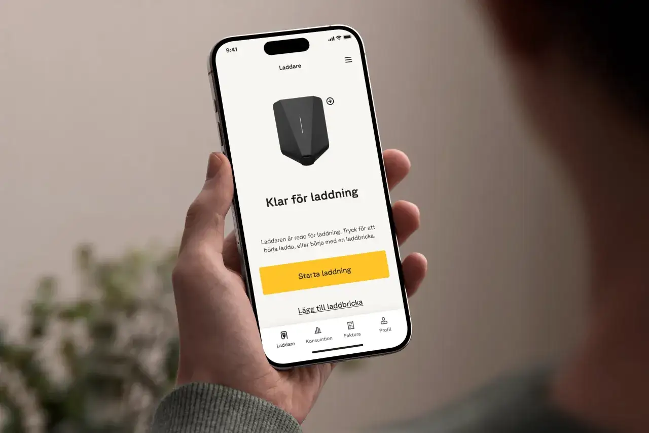 En mobiltelefon visar en app f&ouml;r laddning av elbil. Texten 