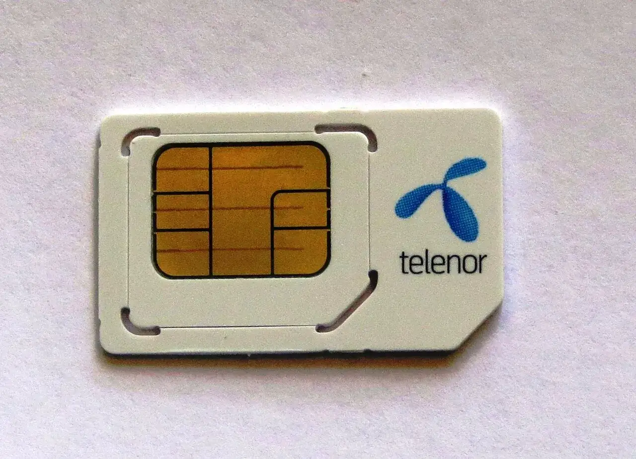 Ett Telenor extra SIM-kort med guldf&auml;rgad chip.