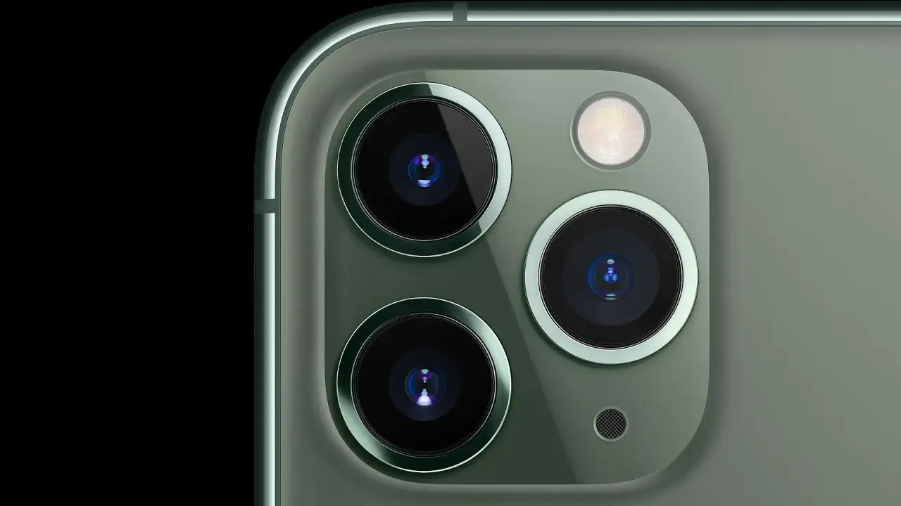 N&auml;rbild p&aring; trippelkameran p&aring; en iPhone 11. Den gr&ouml;na f&auml;rgen och de blanka linserna framh&auml;ver dess avancerade iphone 11 kamera.