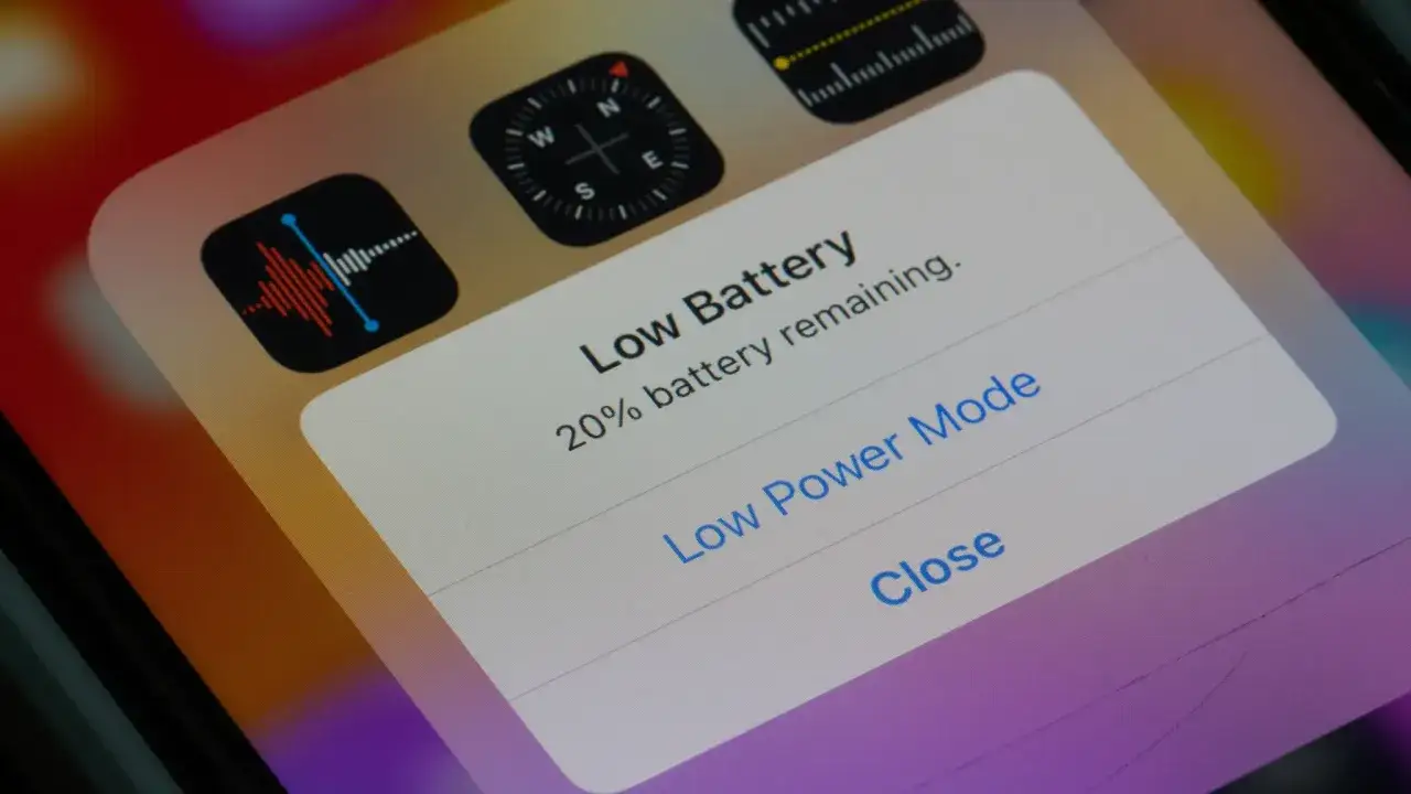 Varning om d&aring;ligt batteri p&aring; iPhone, endast 20% kvar. Aktivera energisparl&auml;ge eller st&auml;ng.