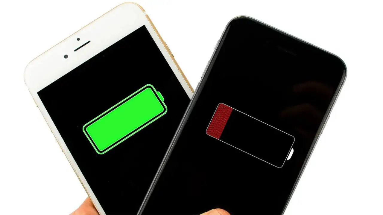 Tv&aring; iPhones visar batteristatus: en fulladdad (gr&ouml;n) och en n&auml;stan urladdad (r&ouml;d). J&auml;mf&ouml;r iPhone 13 batteri kapacitet.