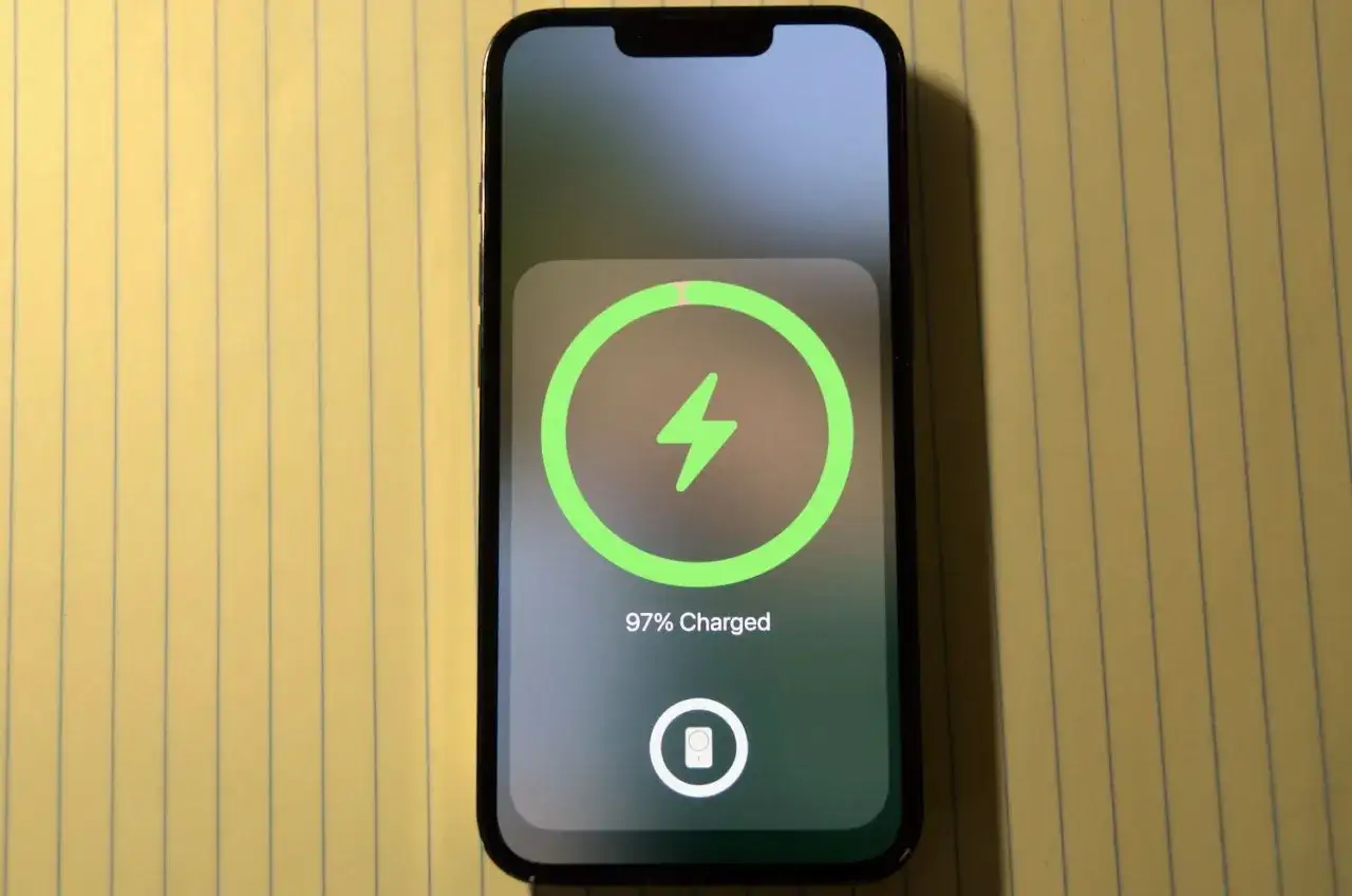 iPhone 12 laddas, visar 97% batteritid. Snart fulladdad f&ouml;r en l&aring;ng dag.