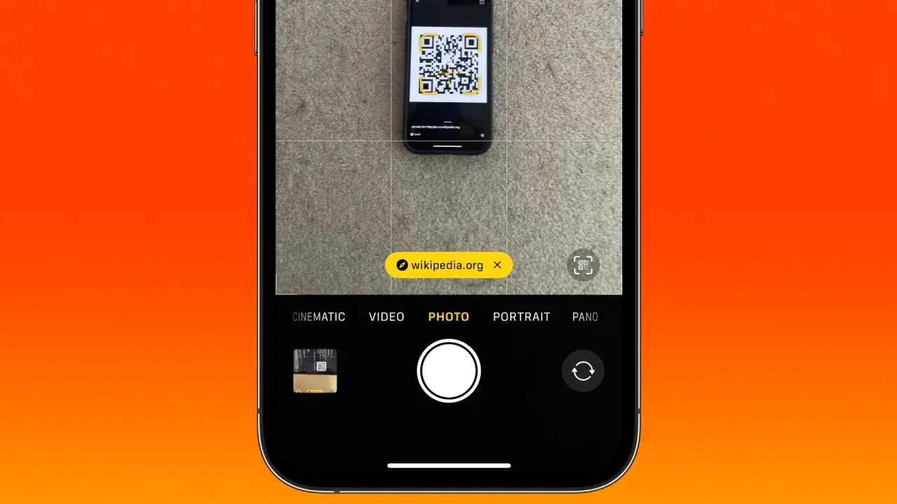 iPhone-kamera visar hur man skannar koder. En QR-kod f&ouml;r wikipedia.org visas p&aring; sk&auml;rmen.