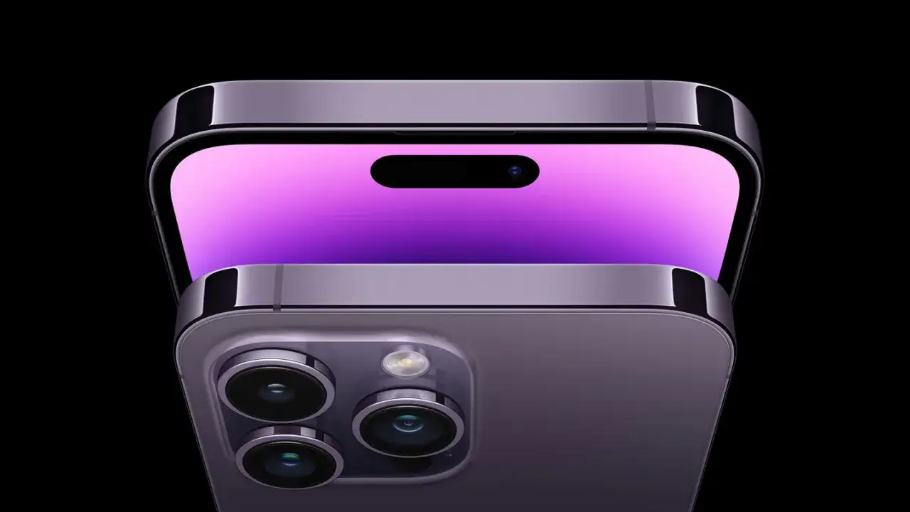 Detaljerad vy av iPhone 14 kameror och skärm med lila bakgrund.