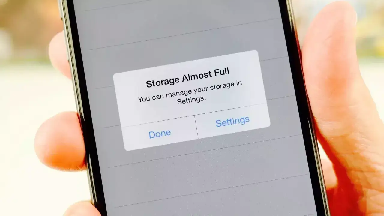 En iPhone-sk&auml;rm visar ett meddelande om att lagringsutrymmet &auml;r n&auml;stan fullt. Dags att rensa lite minne!