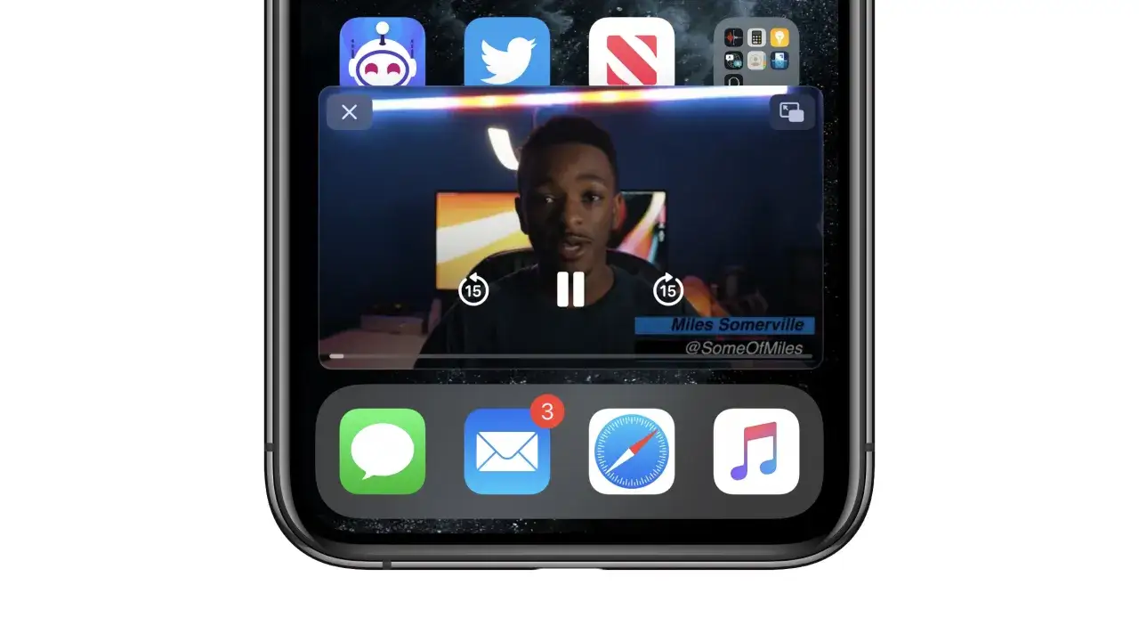 Bild i bild p&aring; iPhone visar en ung man som pratar i en video. Nedanf&ouml;r syns app-ikoner f&ouml;r meddelanden, e-post, Safari och musik.