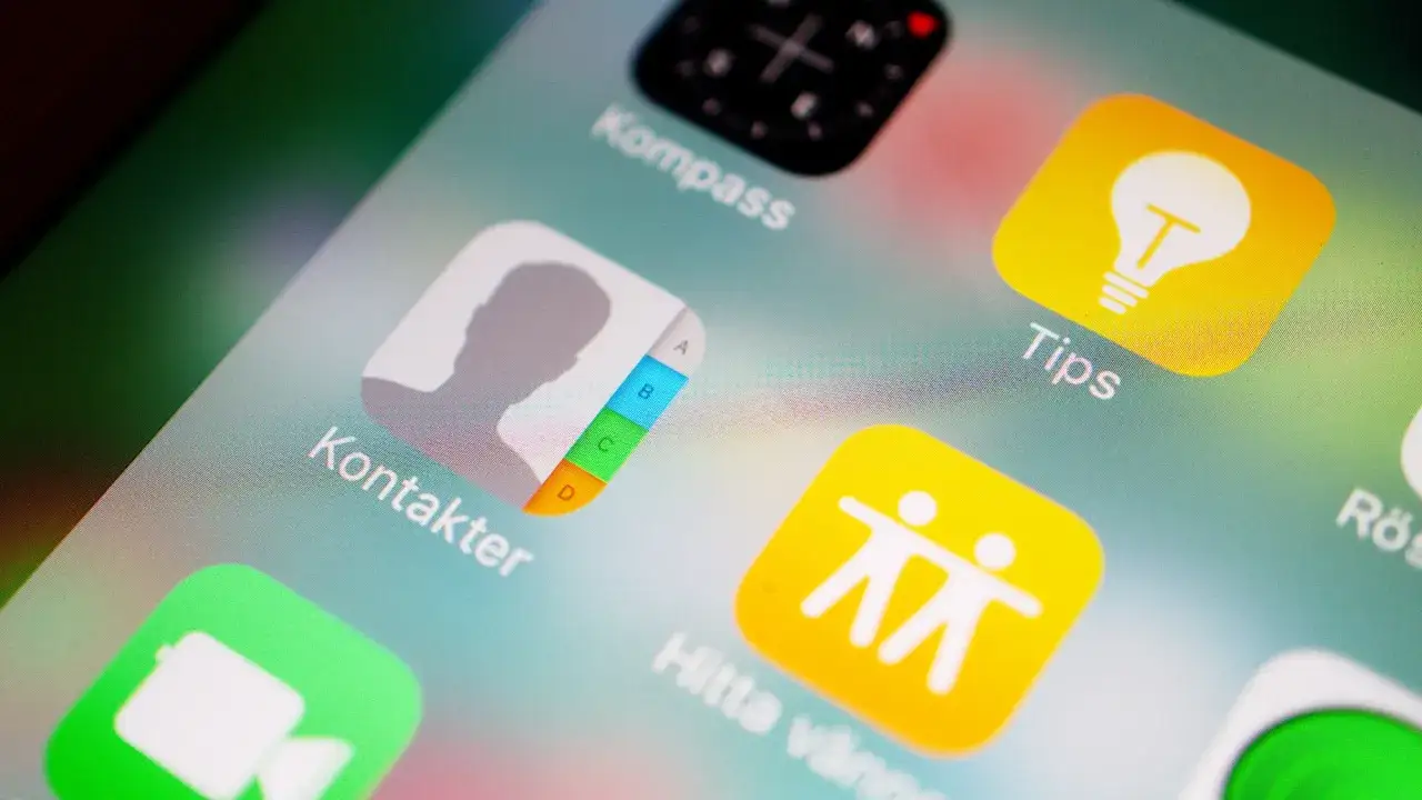 En iPhone-skärm med ikoner för Kontakter, Tips och Hitta vänner. Enkel att exportera kontakter iPhone.