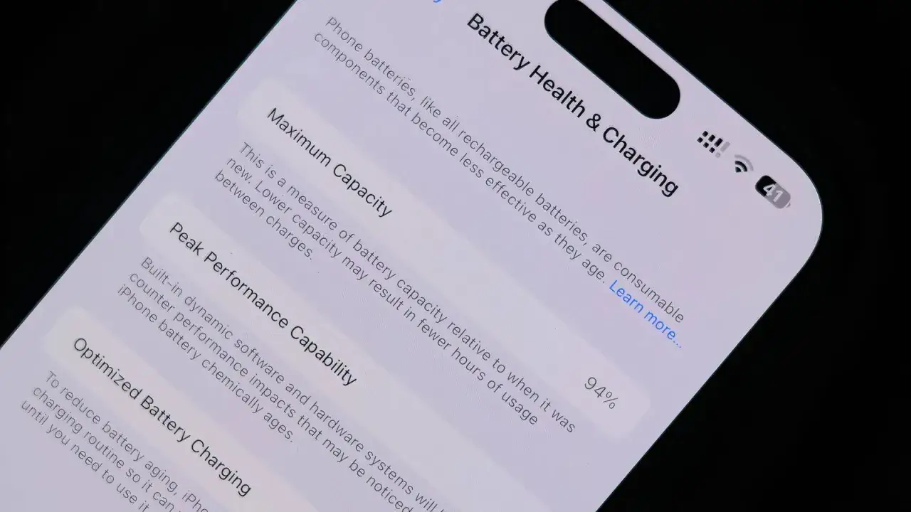 Visar batterih&auml;lsa p&aring; en iPhone, med 94% maximal batterikapacitet.