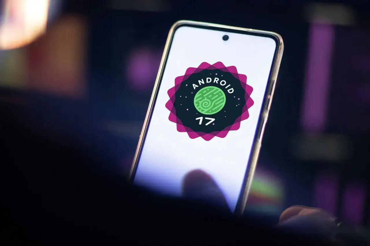 En smartphone visar Android 17-logotypen. Kanske &auml;r det dags att starta om Android f&ouml;r att se de nya funktionerna.