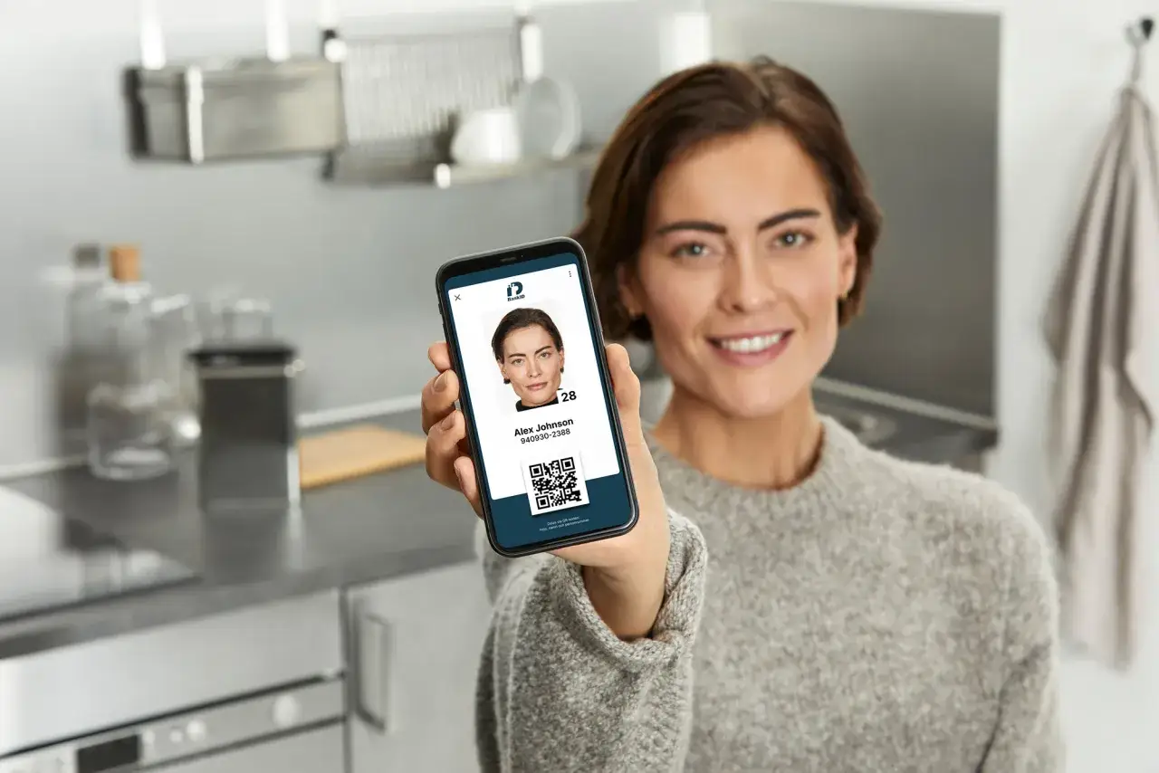 Kvinna visar upp sin digitala ID-handling p&aring; mobilen, redo att registrera simkort.